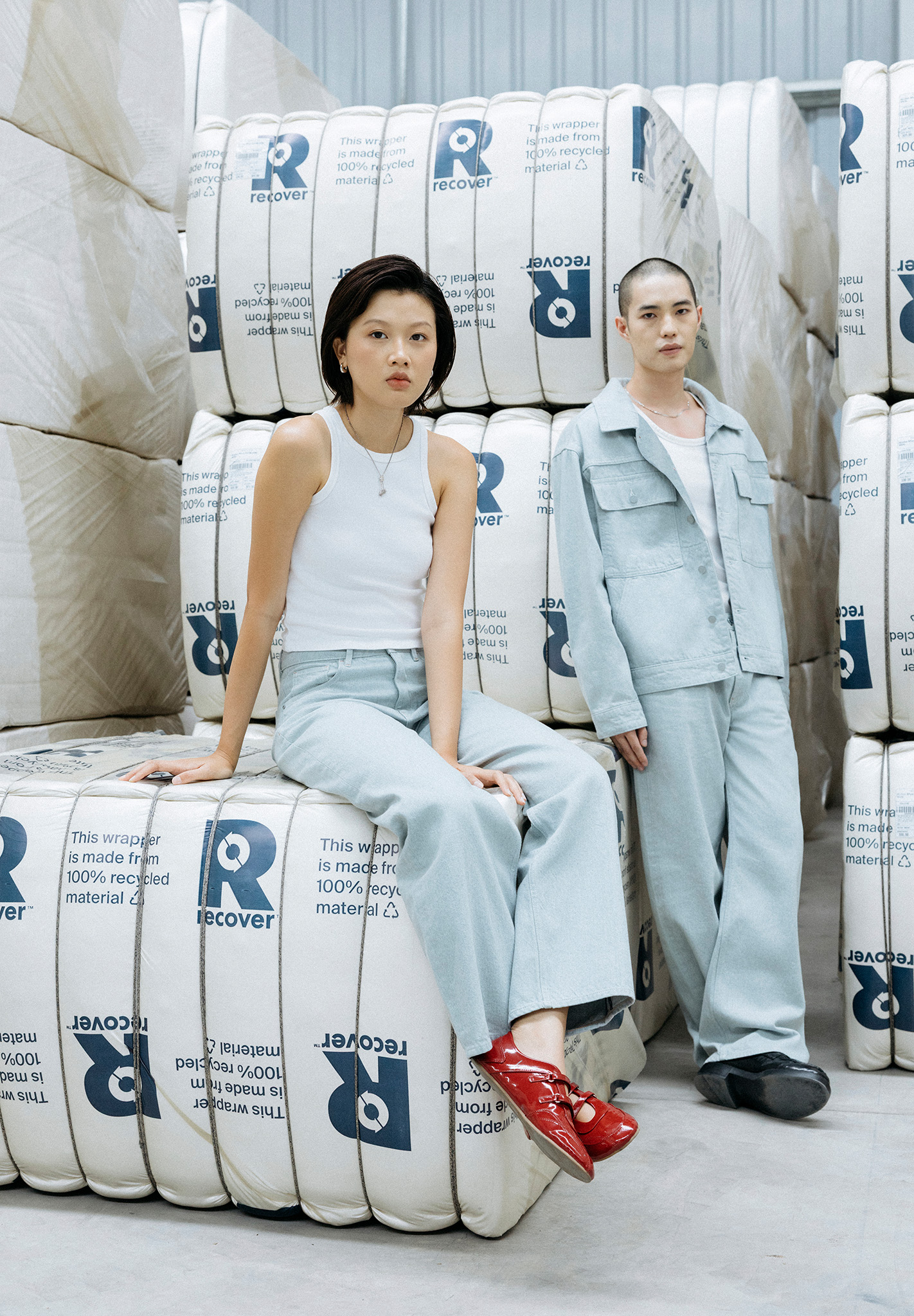 Hosen, Person, Sitzen, Erwachsener, Frau