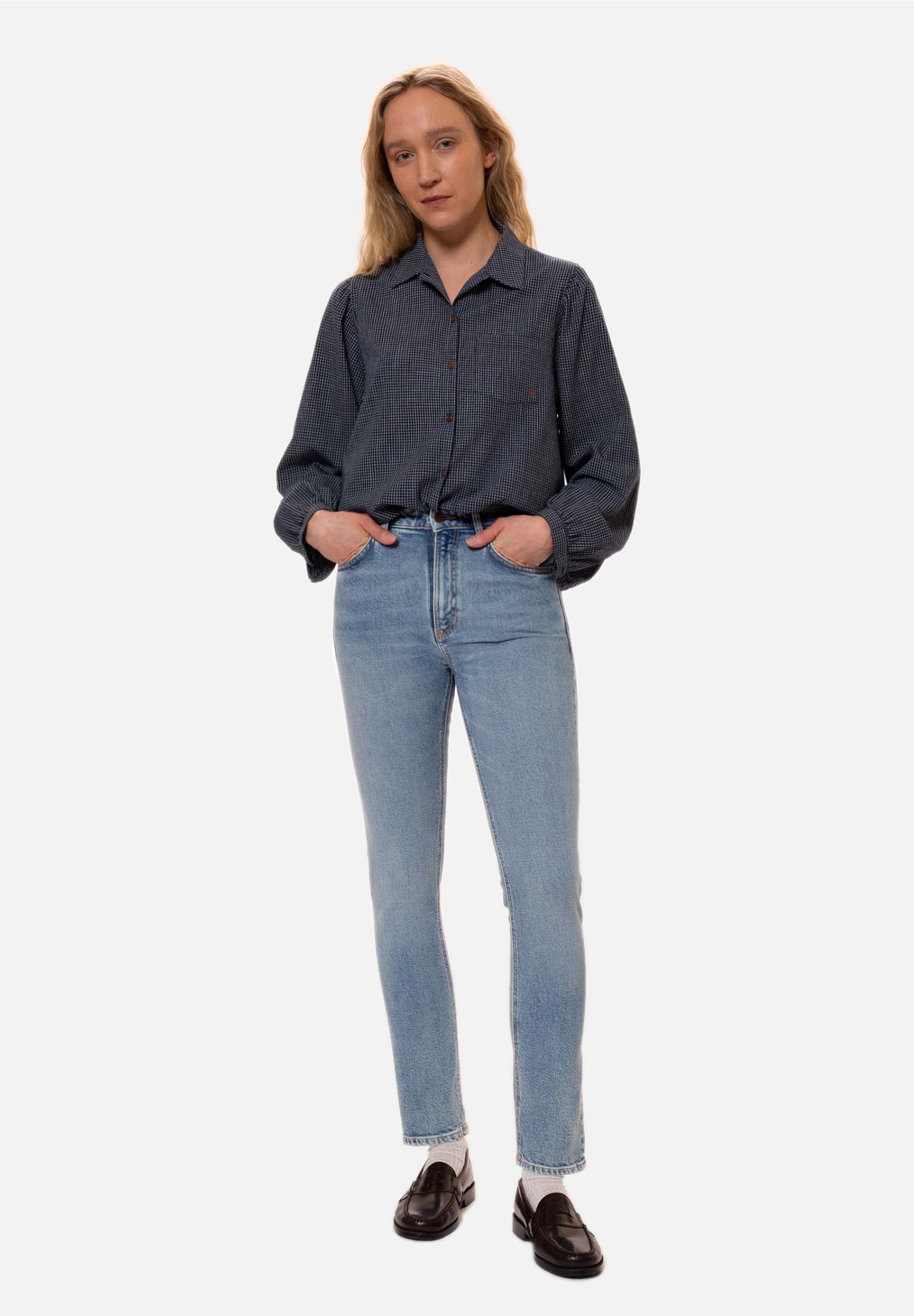 NUDIE JEANS Mellow Mae Hosen, Jeans, Person, Stehend, Frau