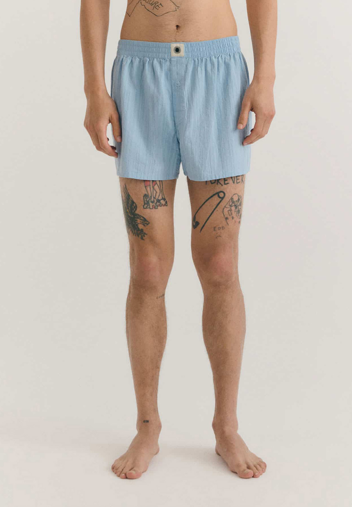 Bekleidung, Kurze Hosen, Person, Haut, Tätowierung