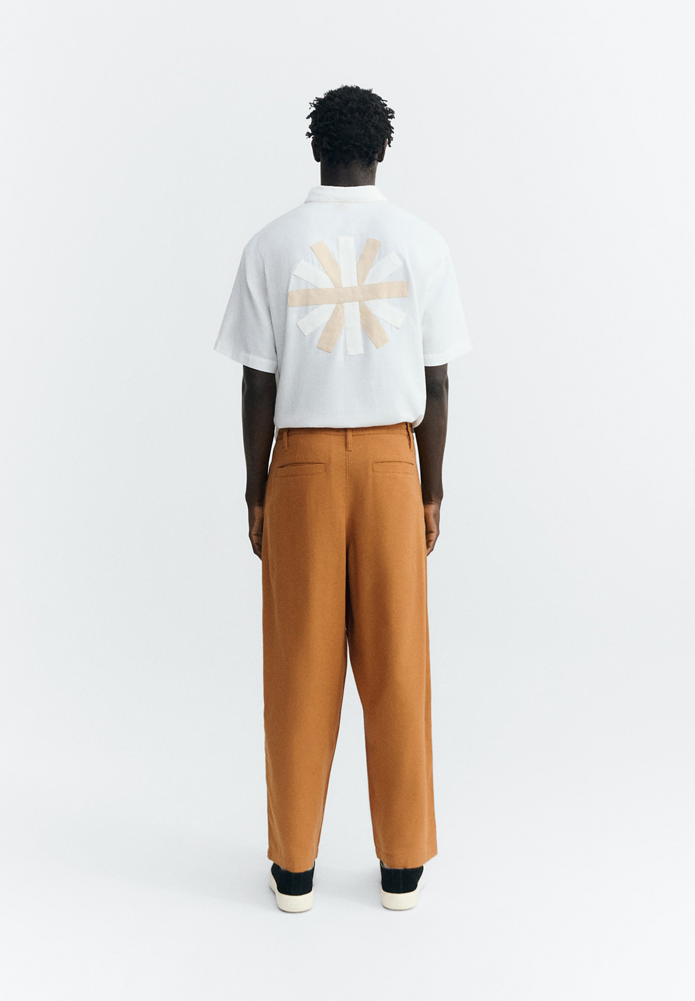 Bekleidung, T-shirt, Hosen, Person, Stehend