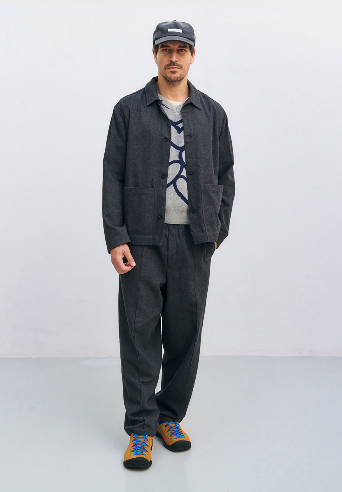 Formelle Kleidung, Anzug, Mantel, Hosen, Stehend