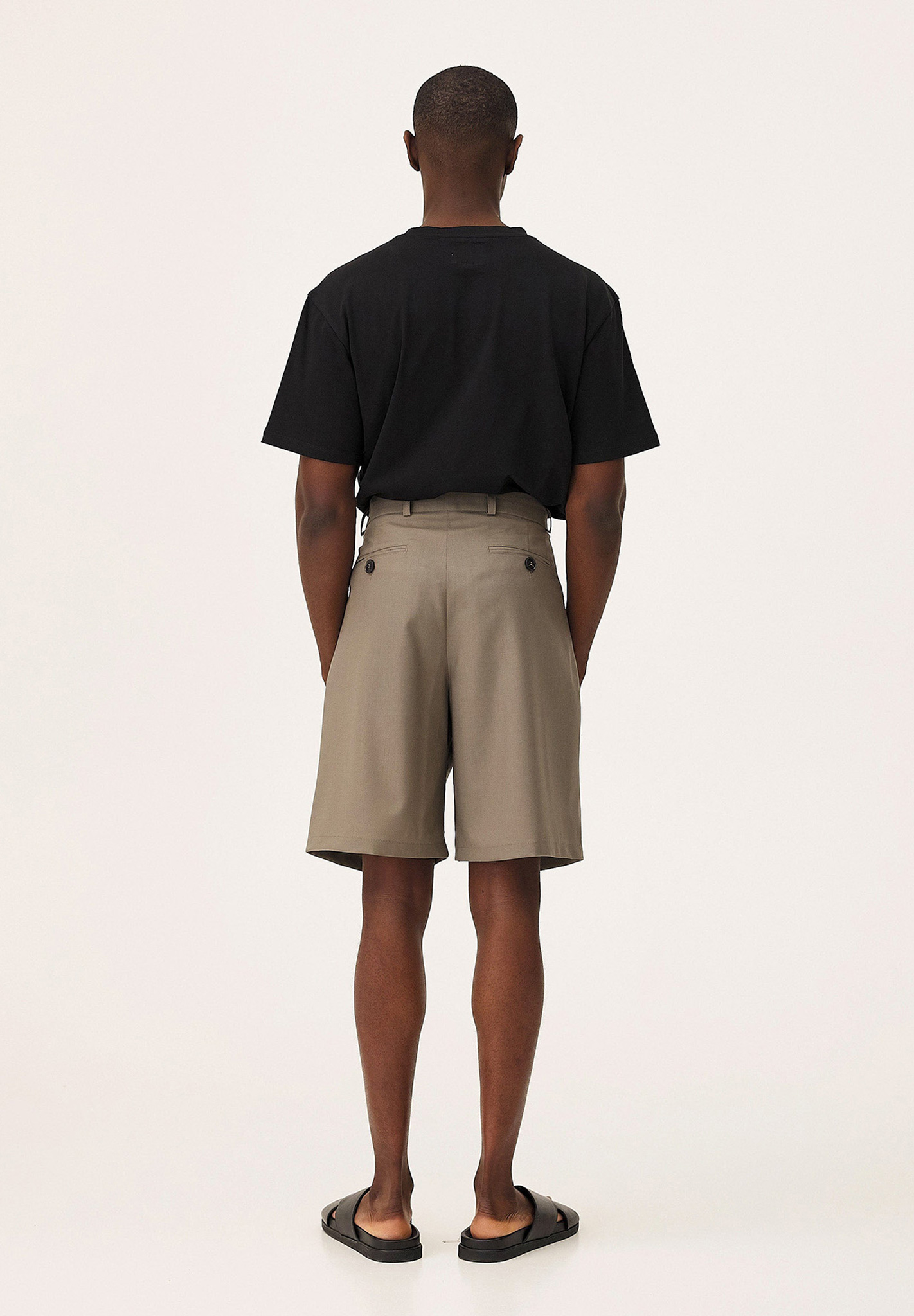 t shirt, schwarz, kurze hose, beige, slip on sandals