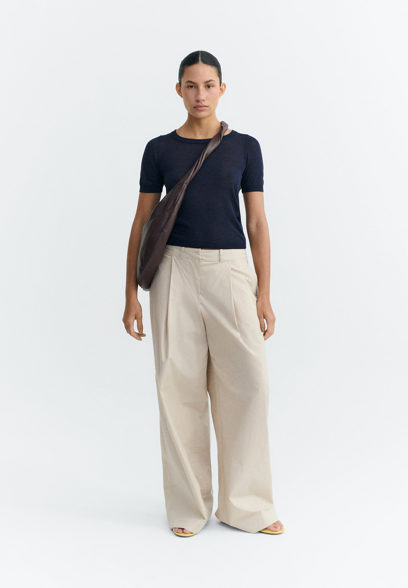 Top, Kurzarm, Navy, Beige weite Hose, Umhängetasche