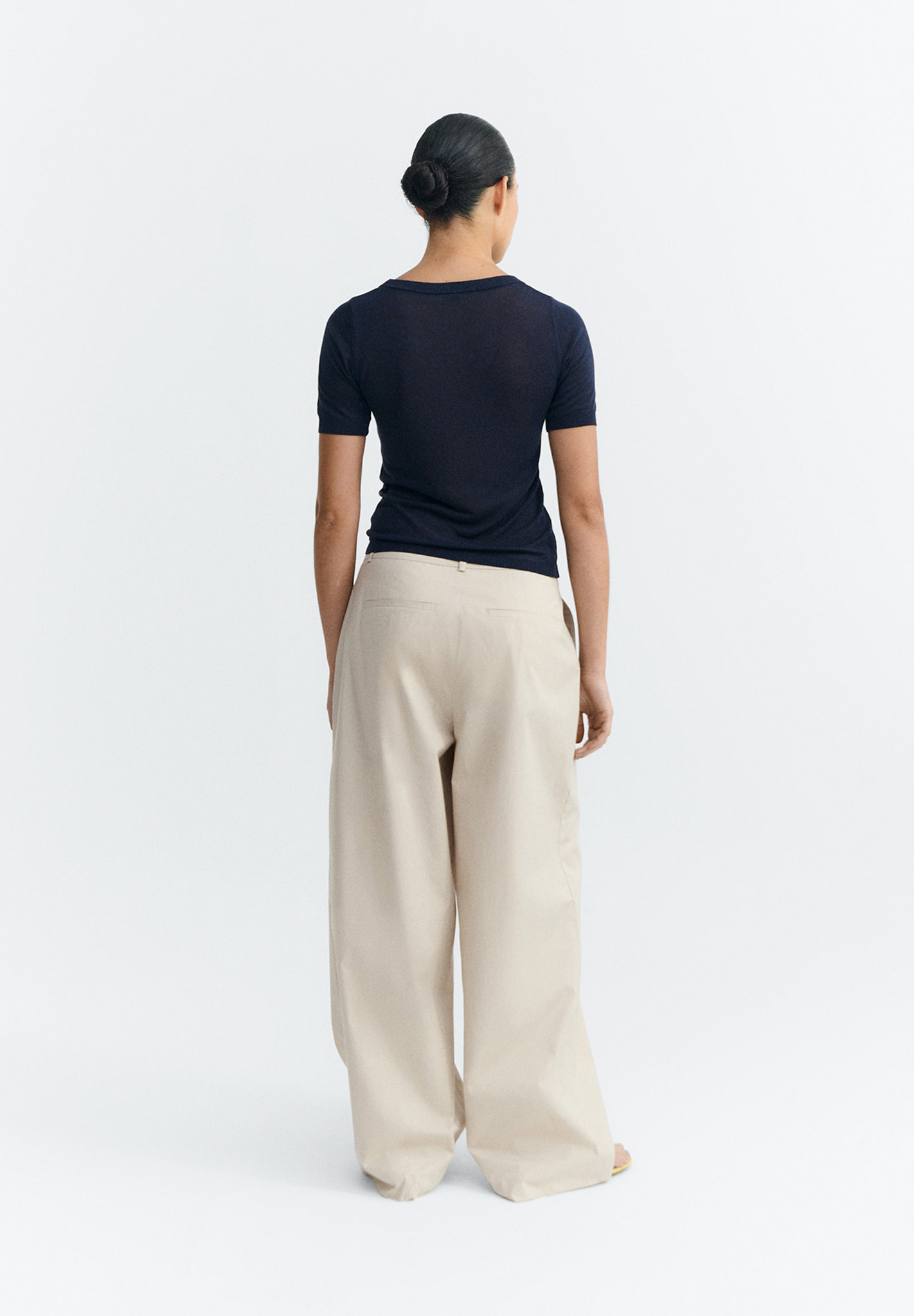 dunkelblaues Oberteil, Kurzärmliges Shirt, beige weite Hose, High-Waist, Hosen mit Bund