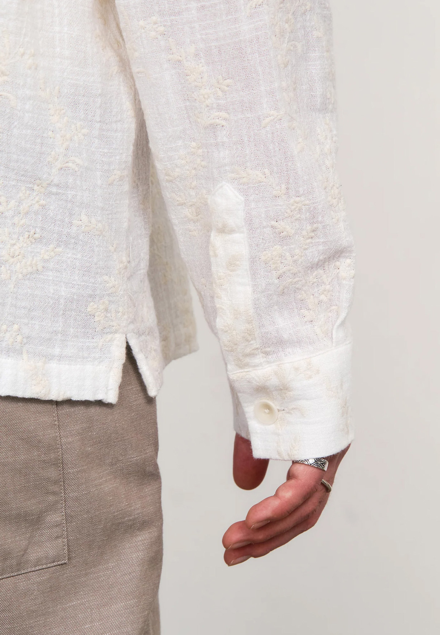 weißes Hemd, Leinen, lange Ärmel, Knopfmanschette, Textur Muster