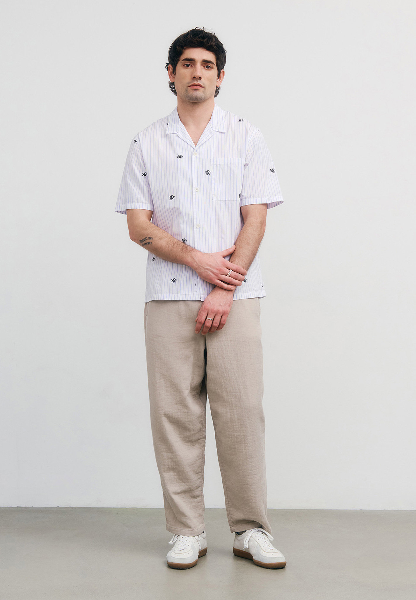 Hemdshirt, Kurzarm, gestreift, Beige Hose, Slipper