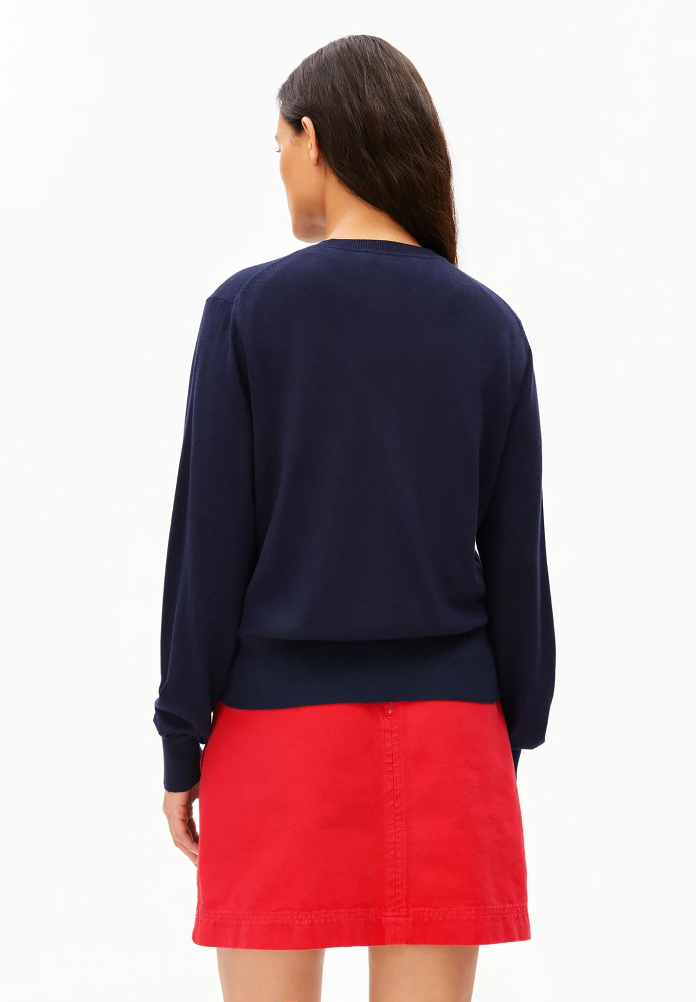 navy pullover,  lange Ärmel,  Rundhalsausschnitt,  roter Rock,  Rückseite