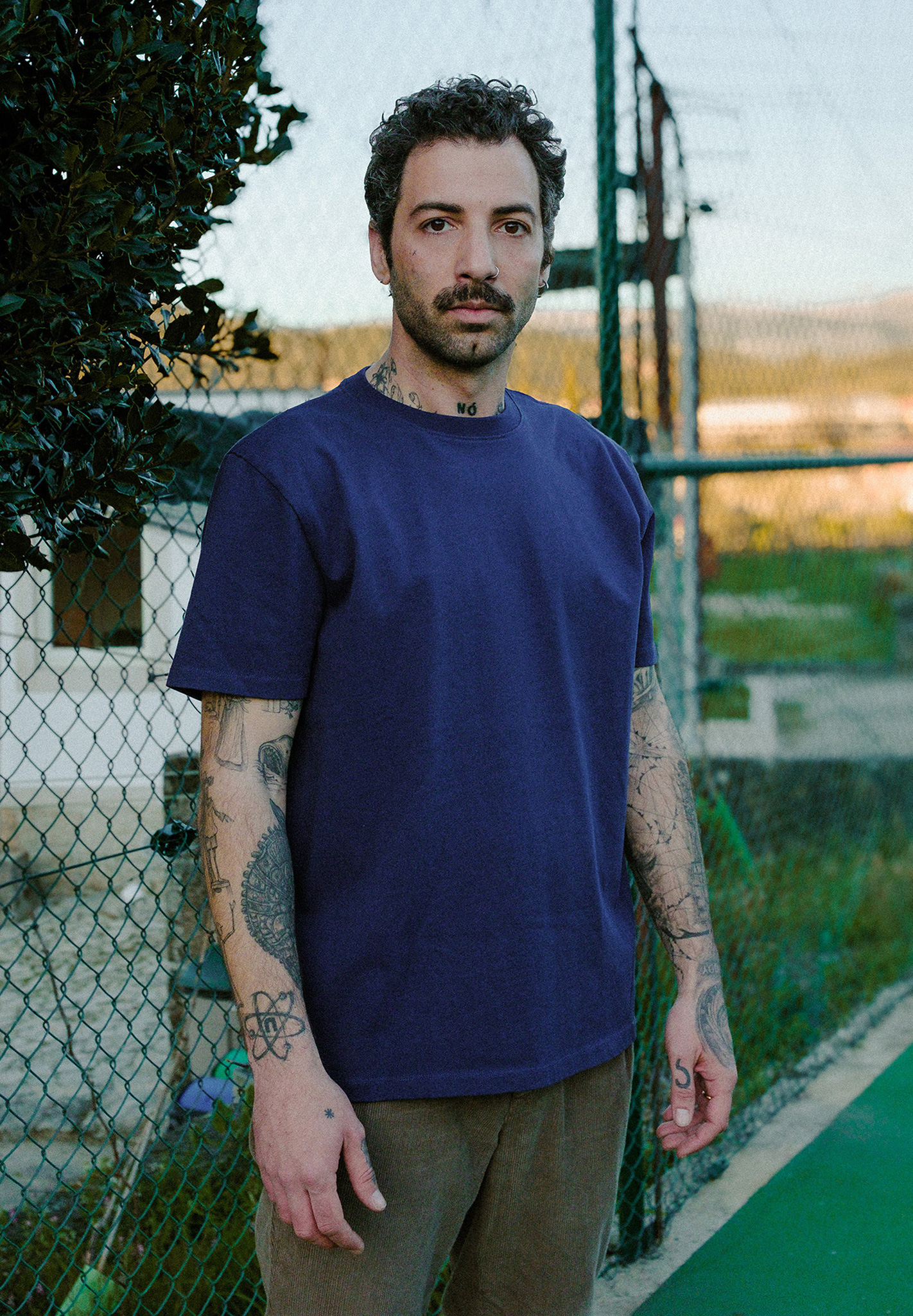 T-shirt, Ärmel, Person, Tätowierung, Mann