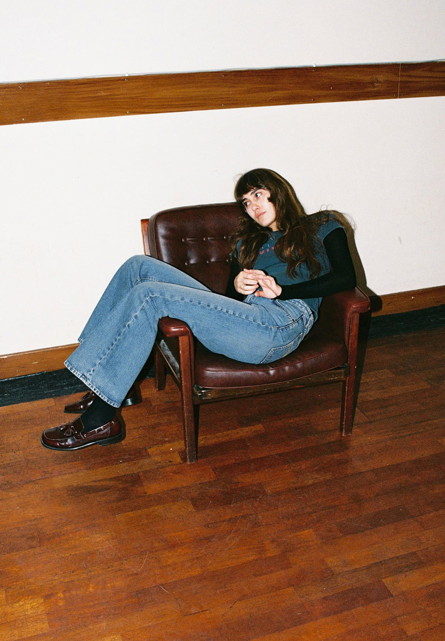 jeans, blaue jeans, pullover, Loafer, Sessel sitzen