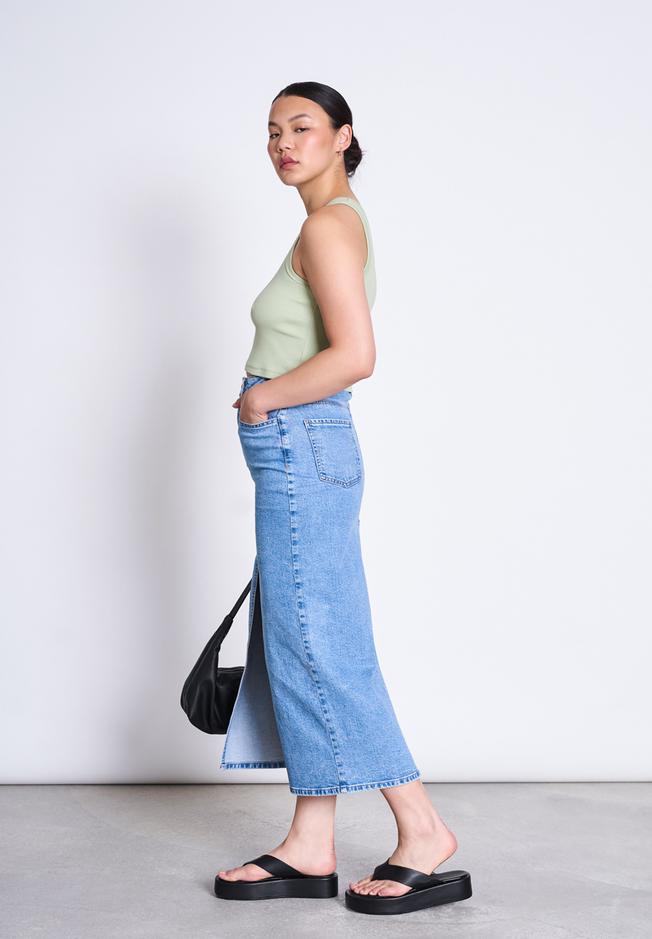 JAN 'N JUNE Top Porto Rib Hosen, Jeans, Sandale, Person, Frau
