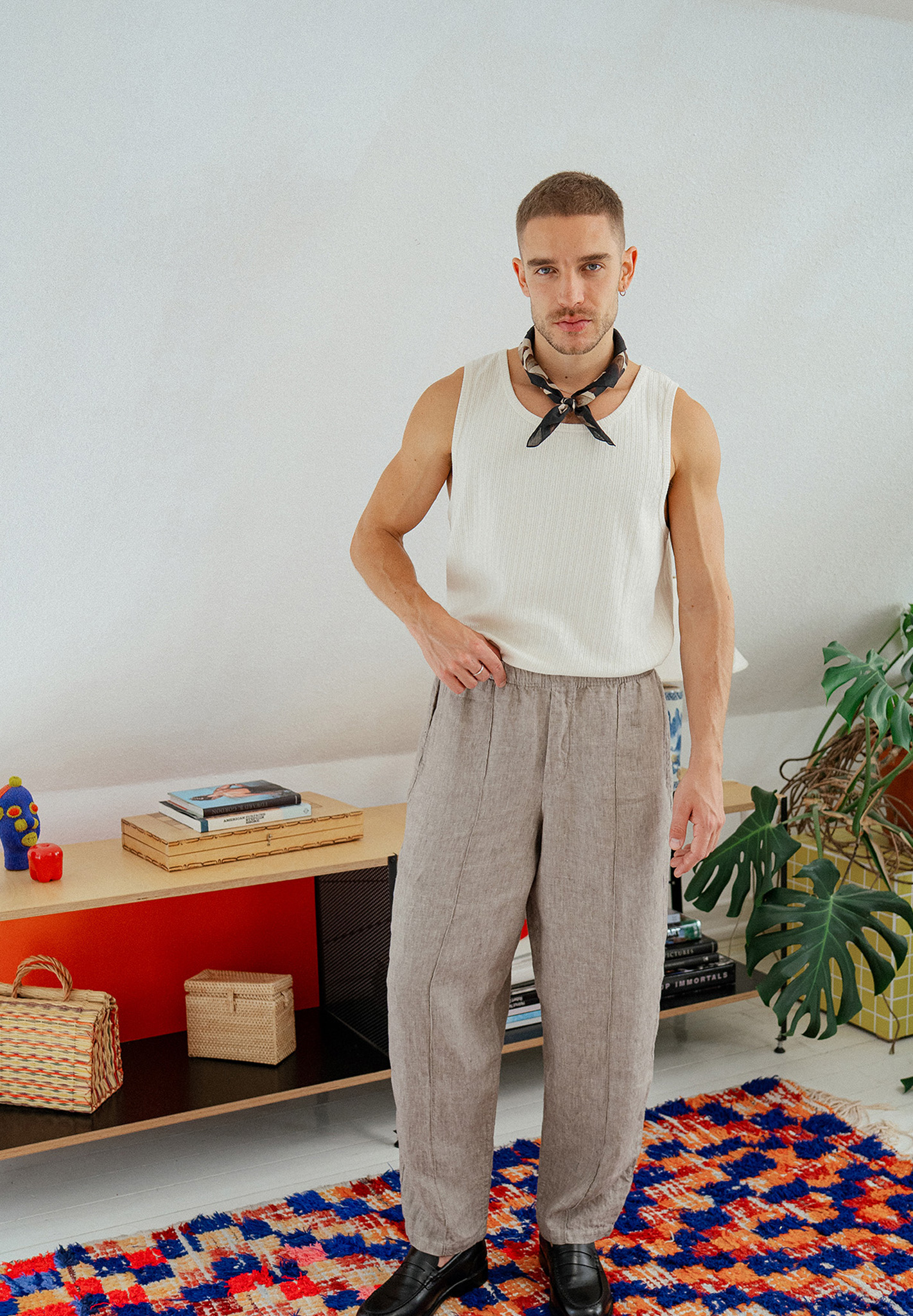 Tanktop, Weiß, Lange Hose, Hose aus Leinen, Schwarzes Halstuch