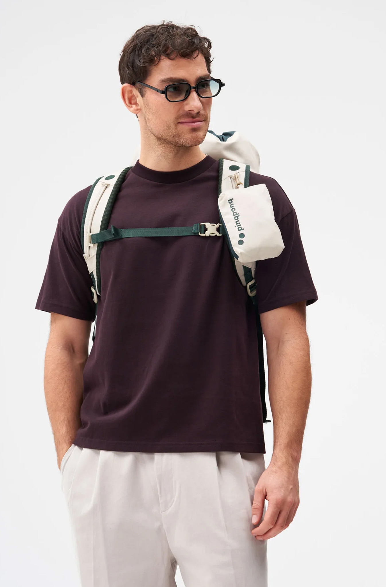 herren t-shirt, dunkelrot, rucksack-tragegurt, backpack, glasses