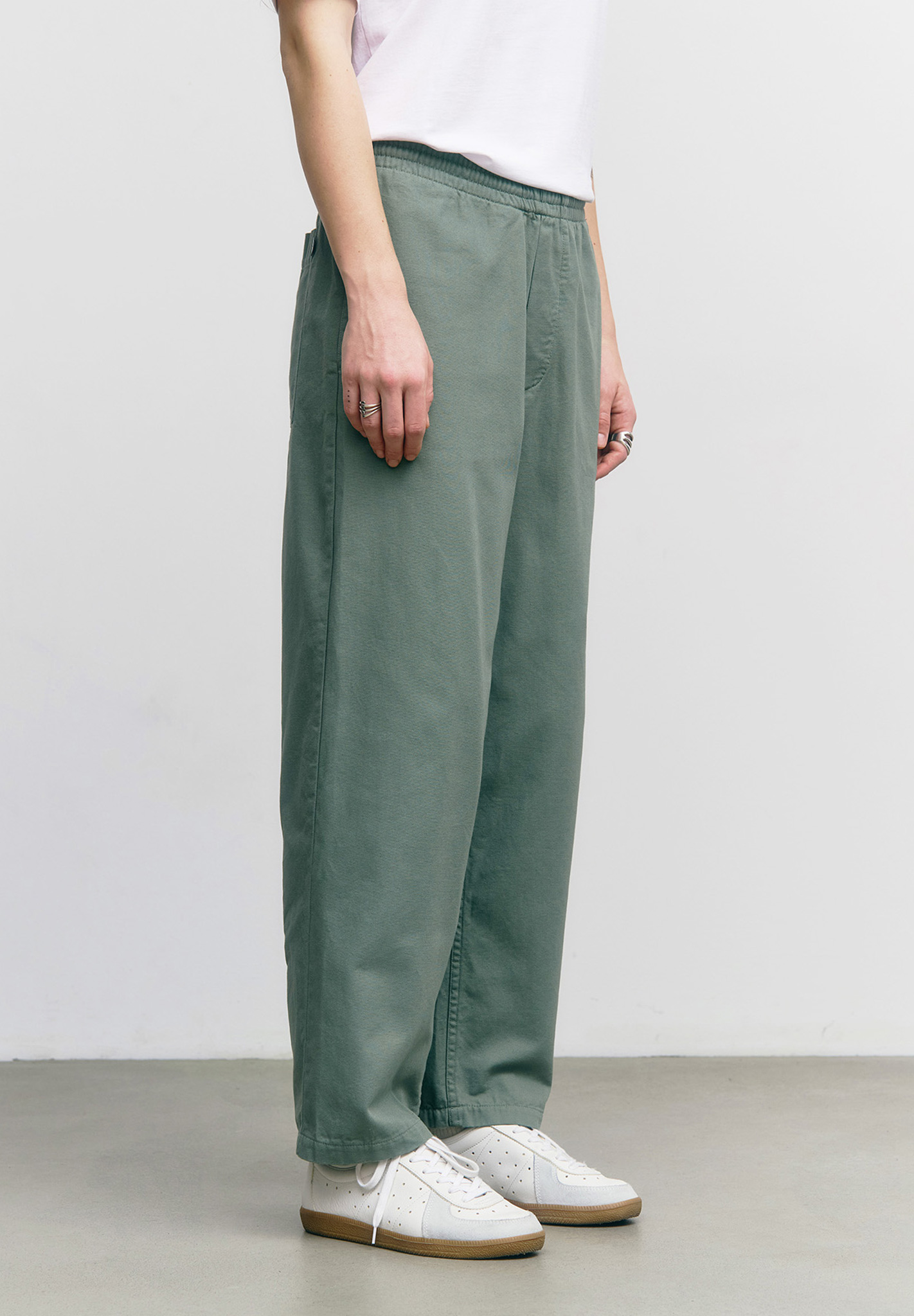 hose, grün, weite passform, elastischer bund, weißes schuhwerk