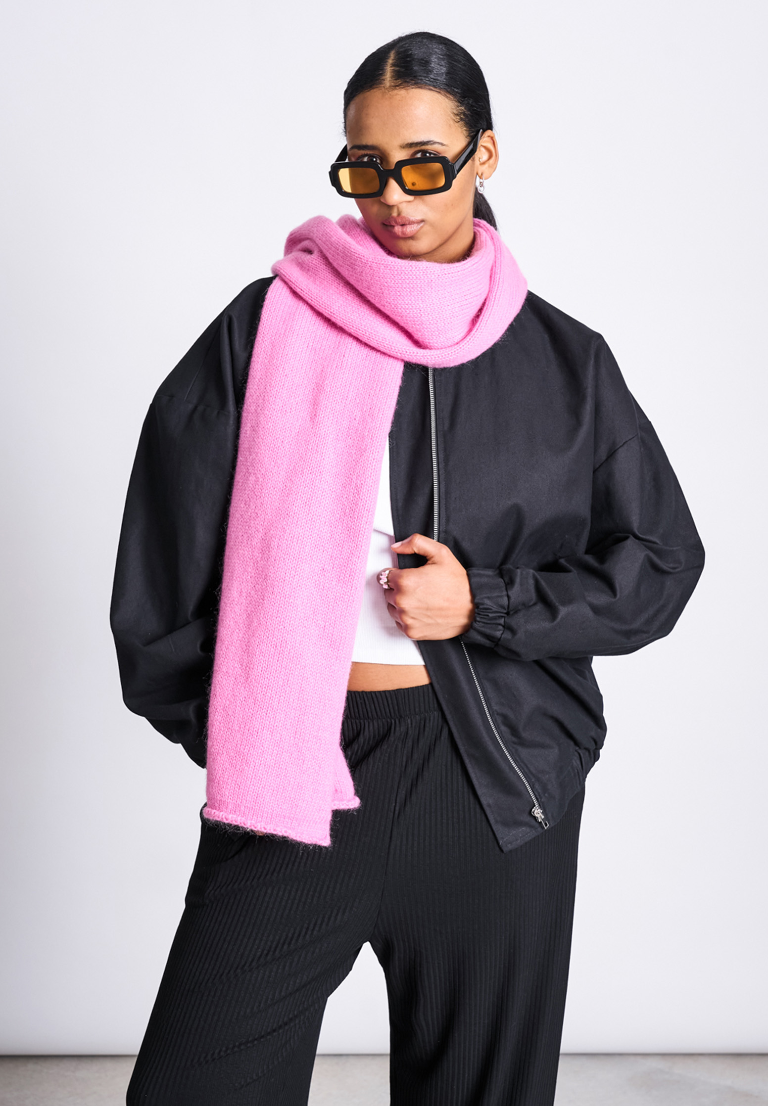 JAN N' JUNE Knit Scarf Avak Mantel, Halstuch, Jacke, Person, Sonnenbrille