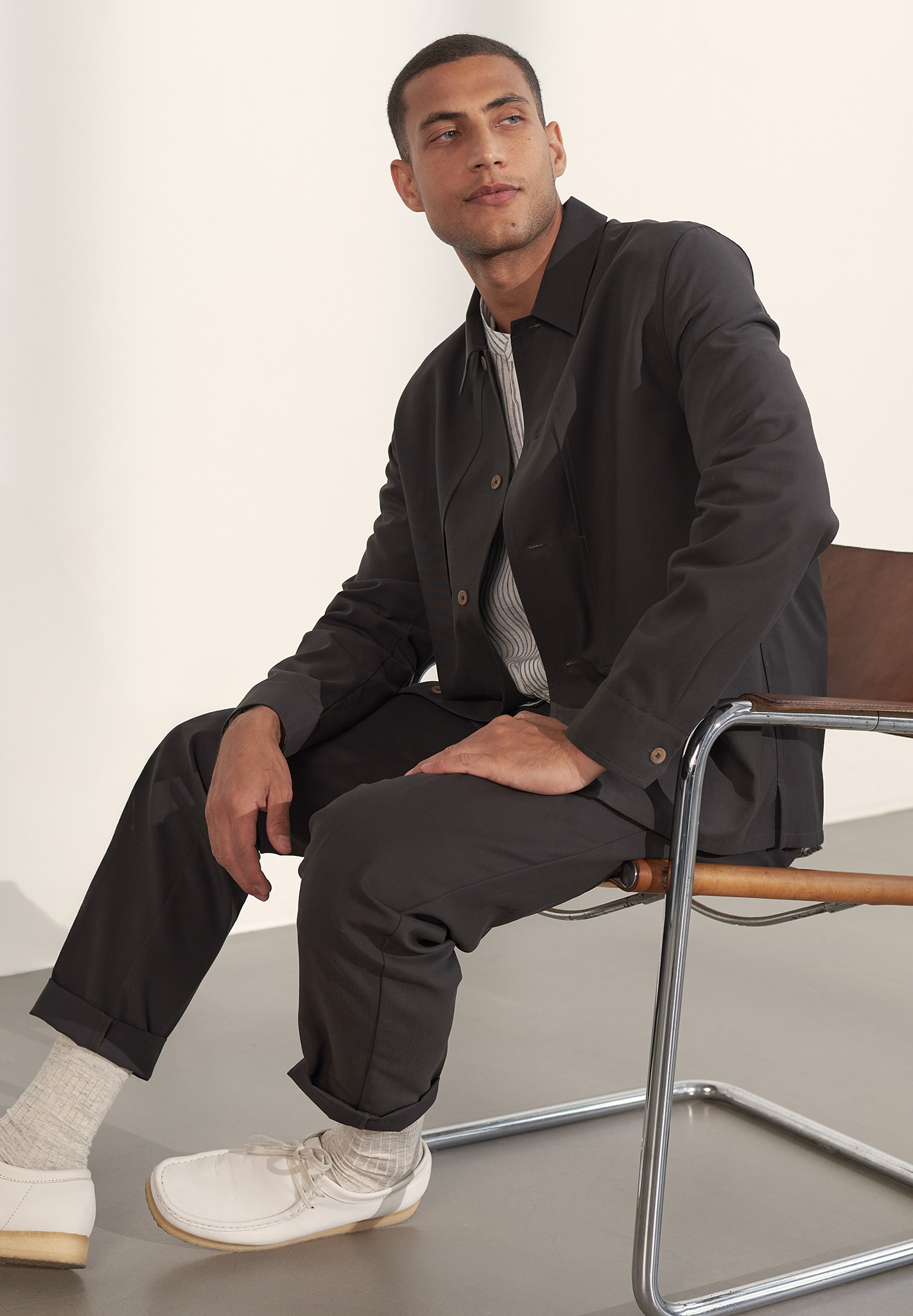 Sitzend, Blazer, Mantel, Schuh, Formelle Kleidung