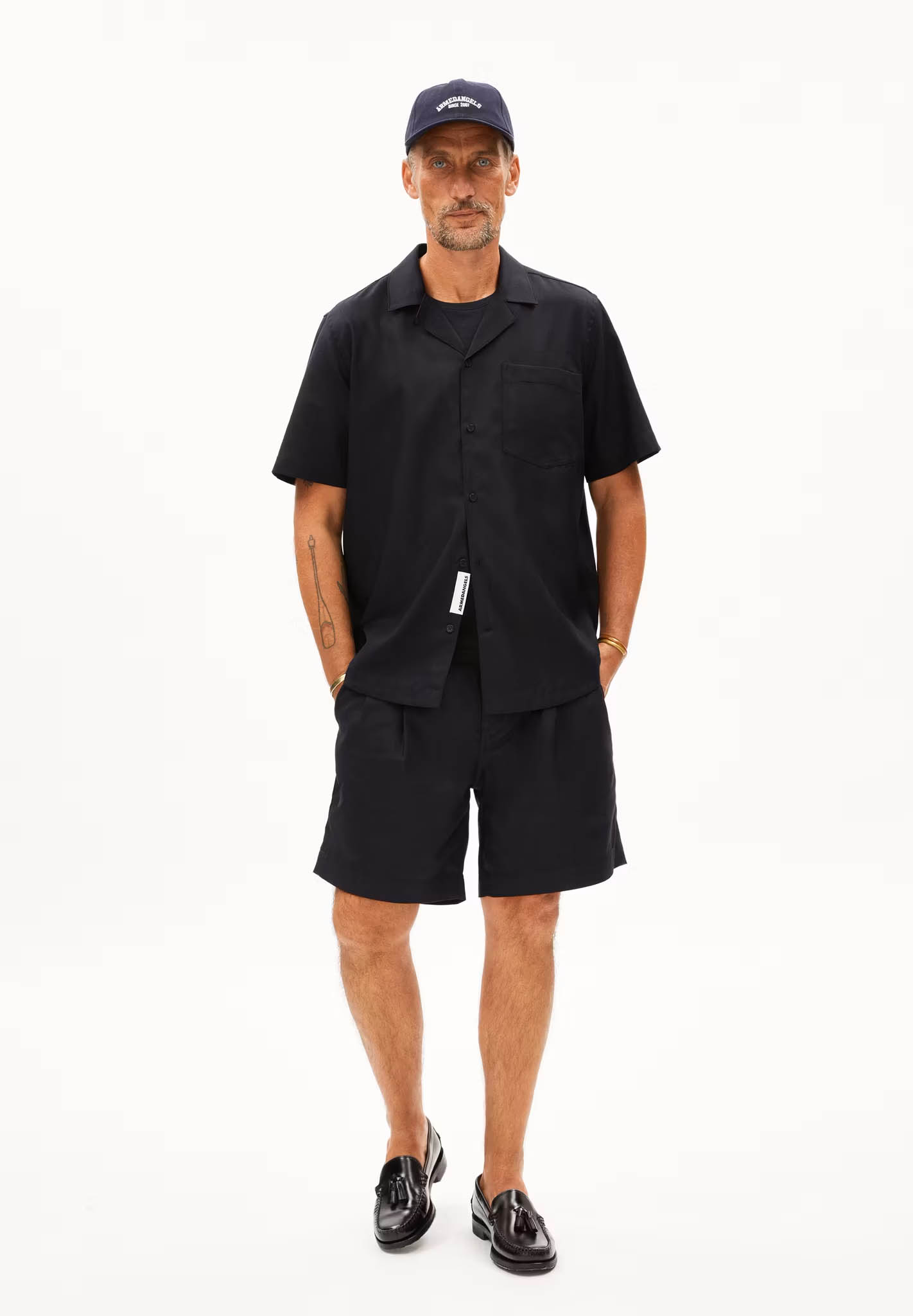 Person, Stehend, Kurze Hose, Erwachsener, Mann