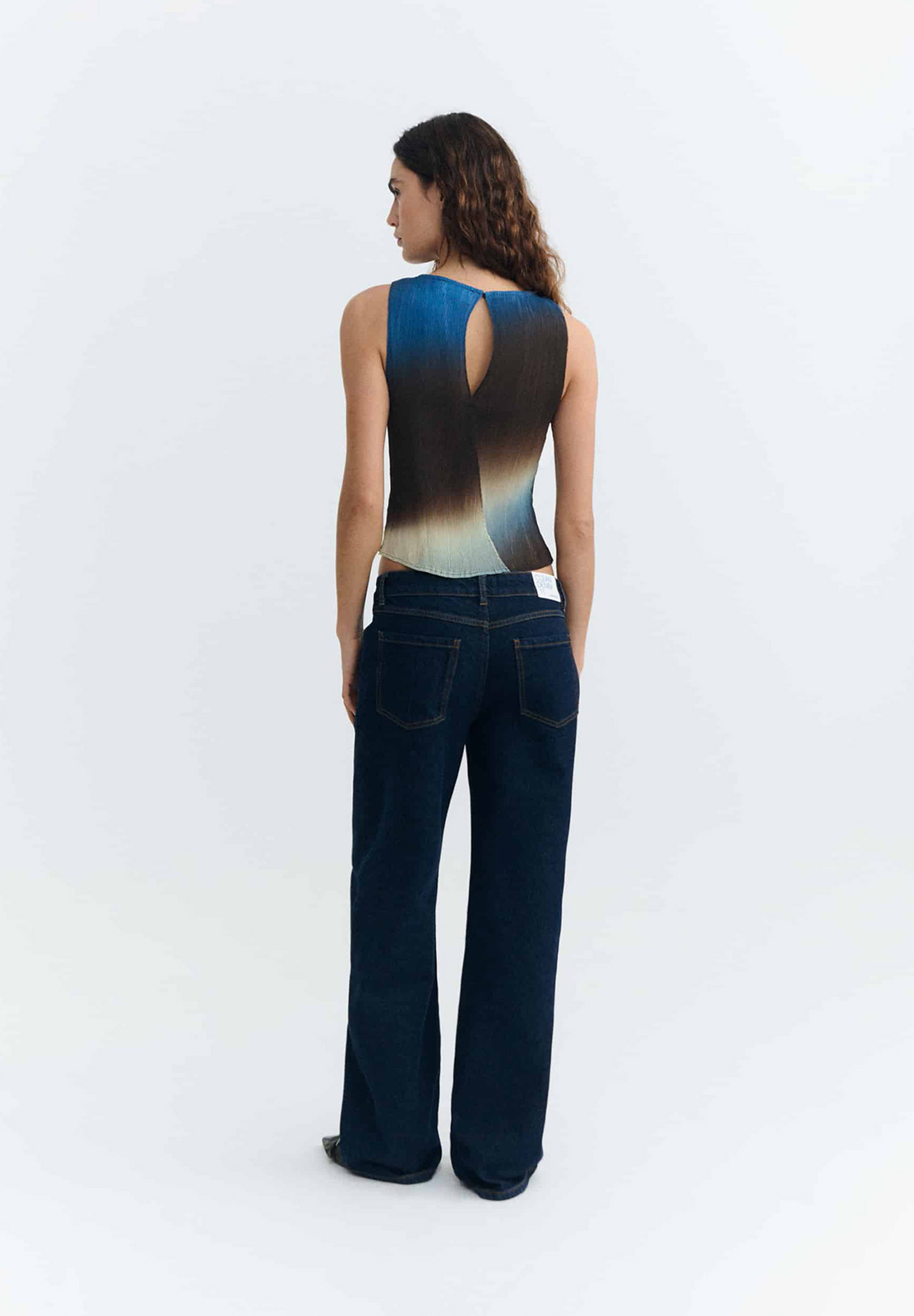 top, sleeveless, gradient, back keyhole, jeans