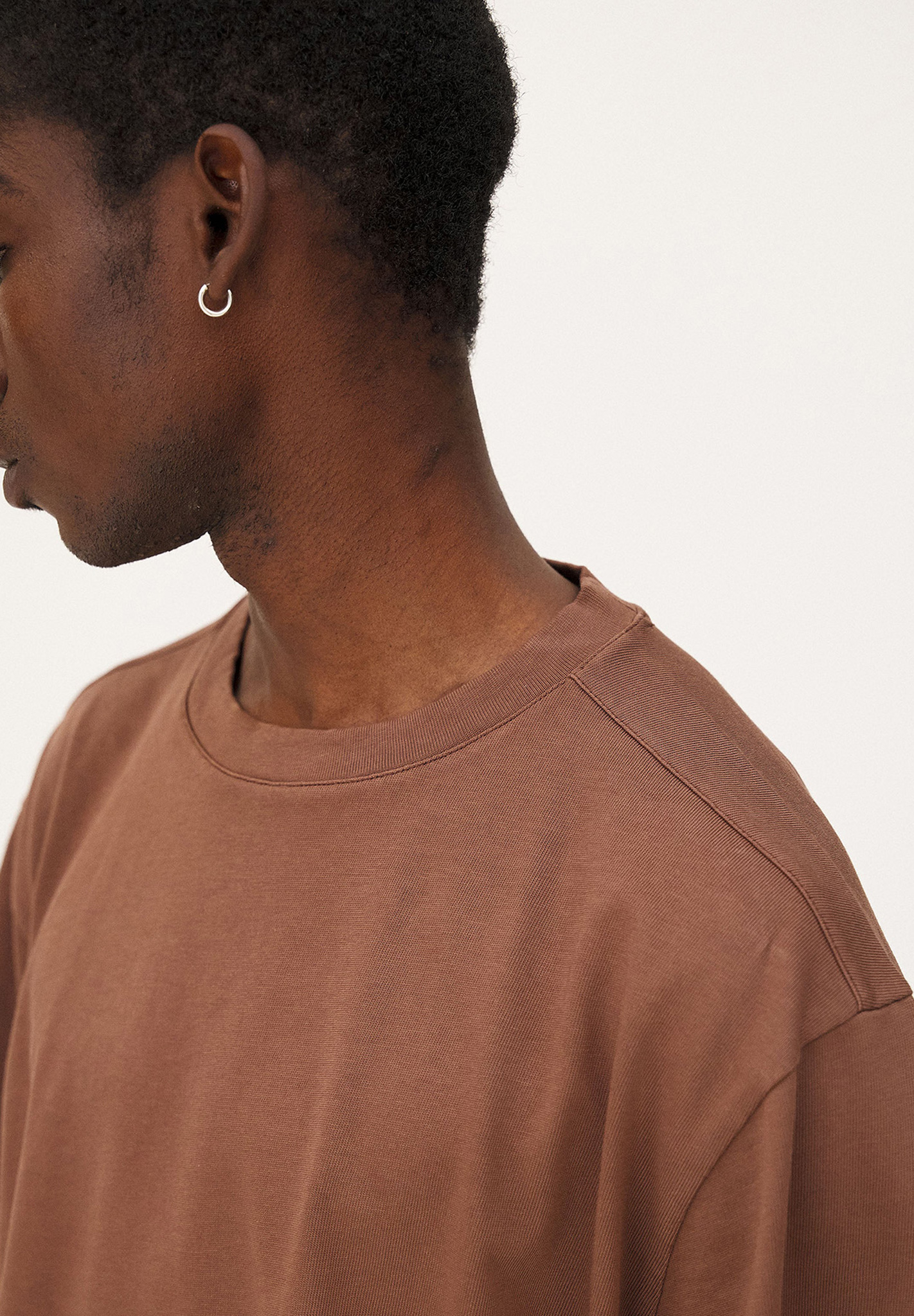 Herrenshirt, T-Shirt, Rundhalsausschnitt, Braun, Ohrpiercing