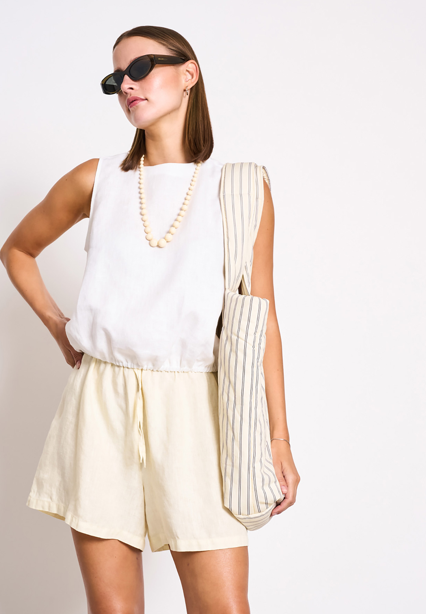 Bluse, Sonnenbrille, Kleid, Person, Halskette