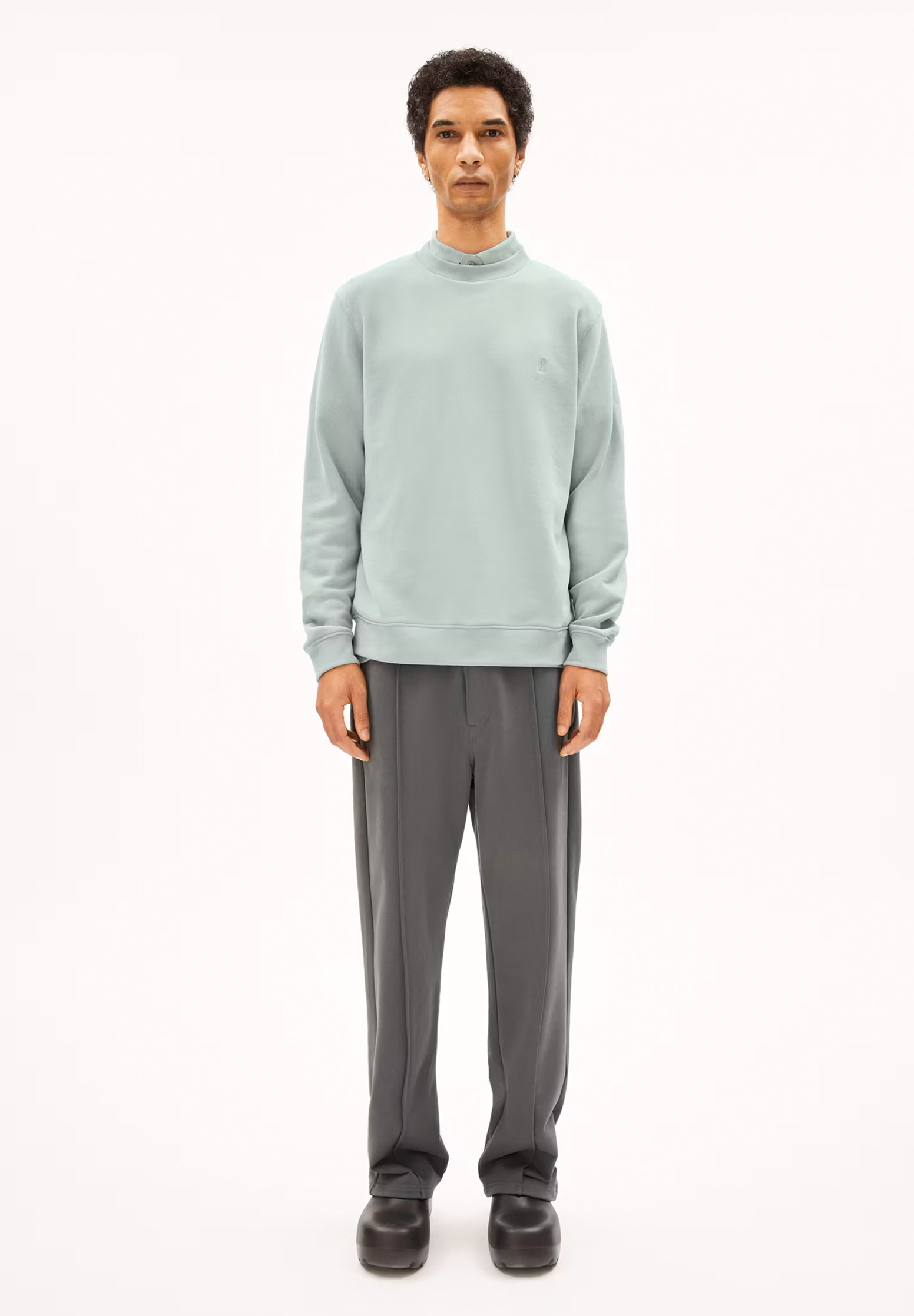 ARMEDANGELS Sweatshirt Baaro Comfort Langarm, Person, Stehend, Sweatshirt, Mann