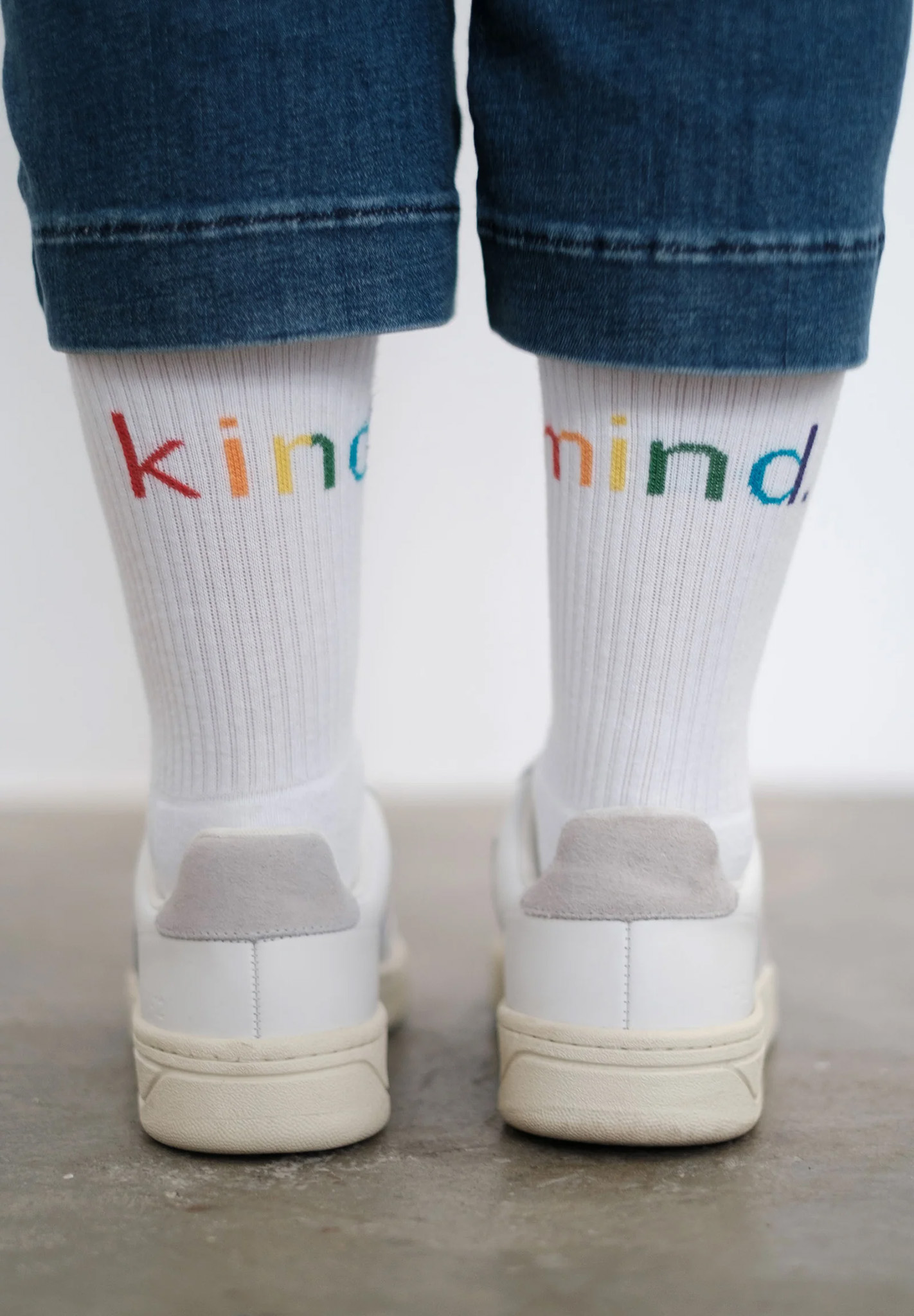 Jeans, Socken, weiße Socken, Sneaker, Rückenansicht