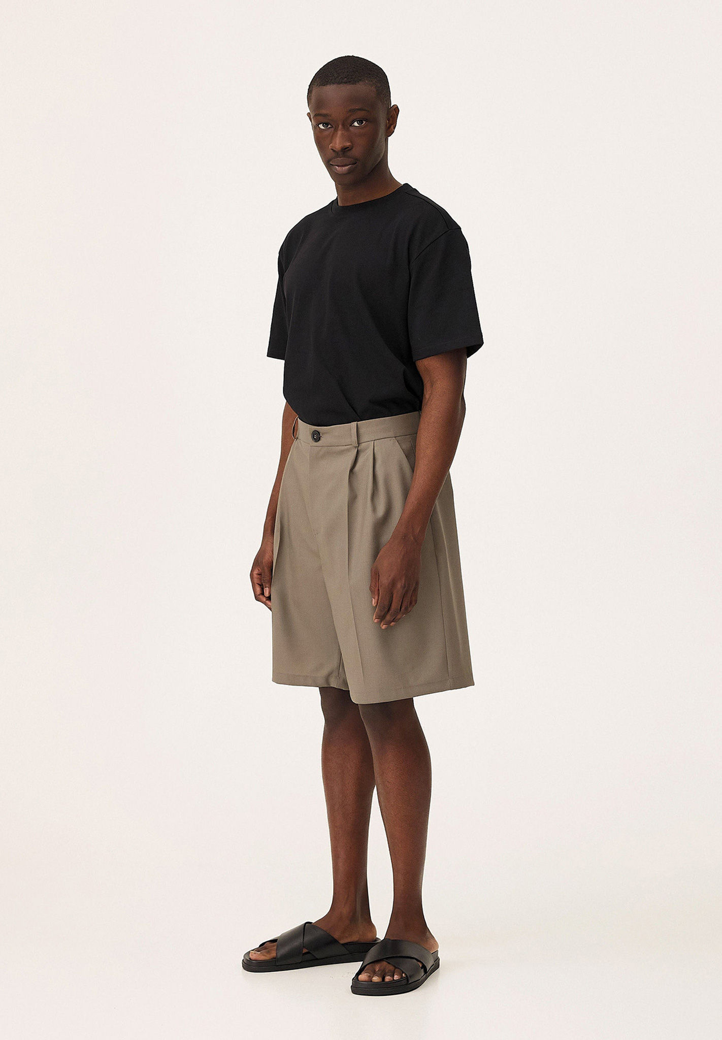 T-Shirt, Shorts, Beige shorts, Black shirt, Sandals