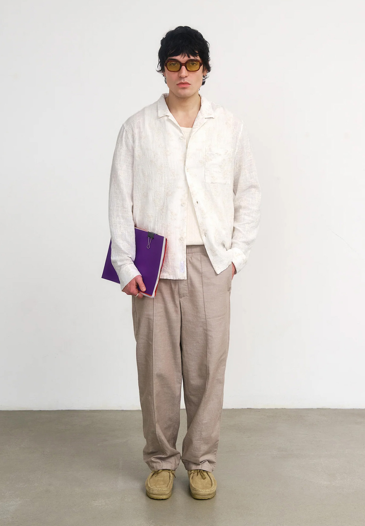 urlaubsstyle, lederloser, shirt, beige pants, purple notebook