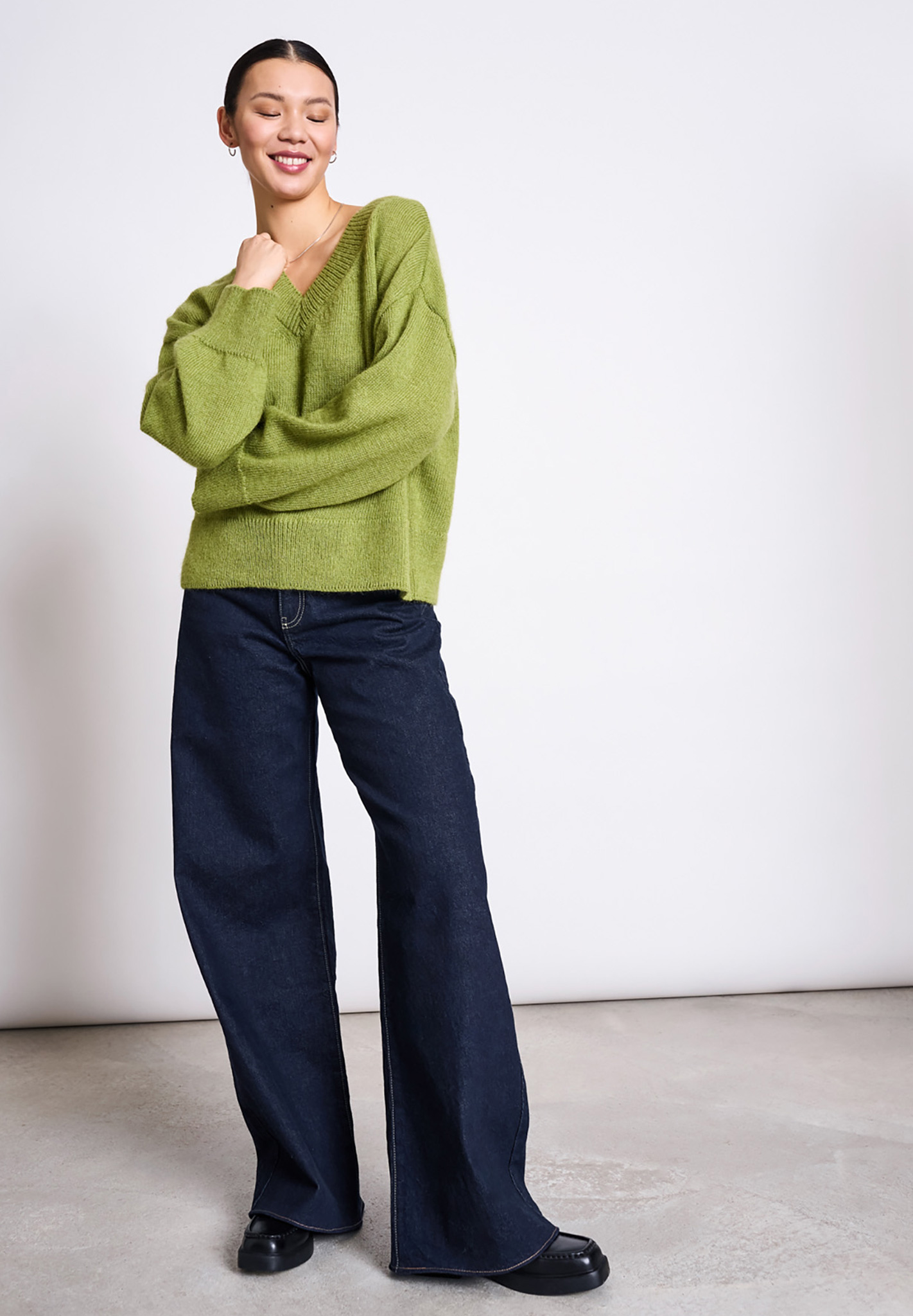JAN 'N JUNE V-Neck Jumper Yica Hosen, Jeans, Person, Pullover, Stehend