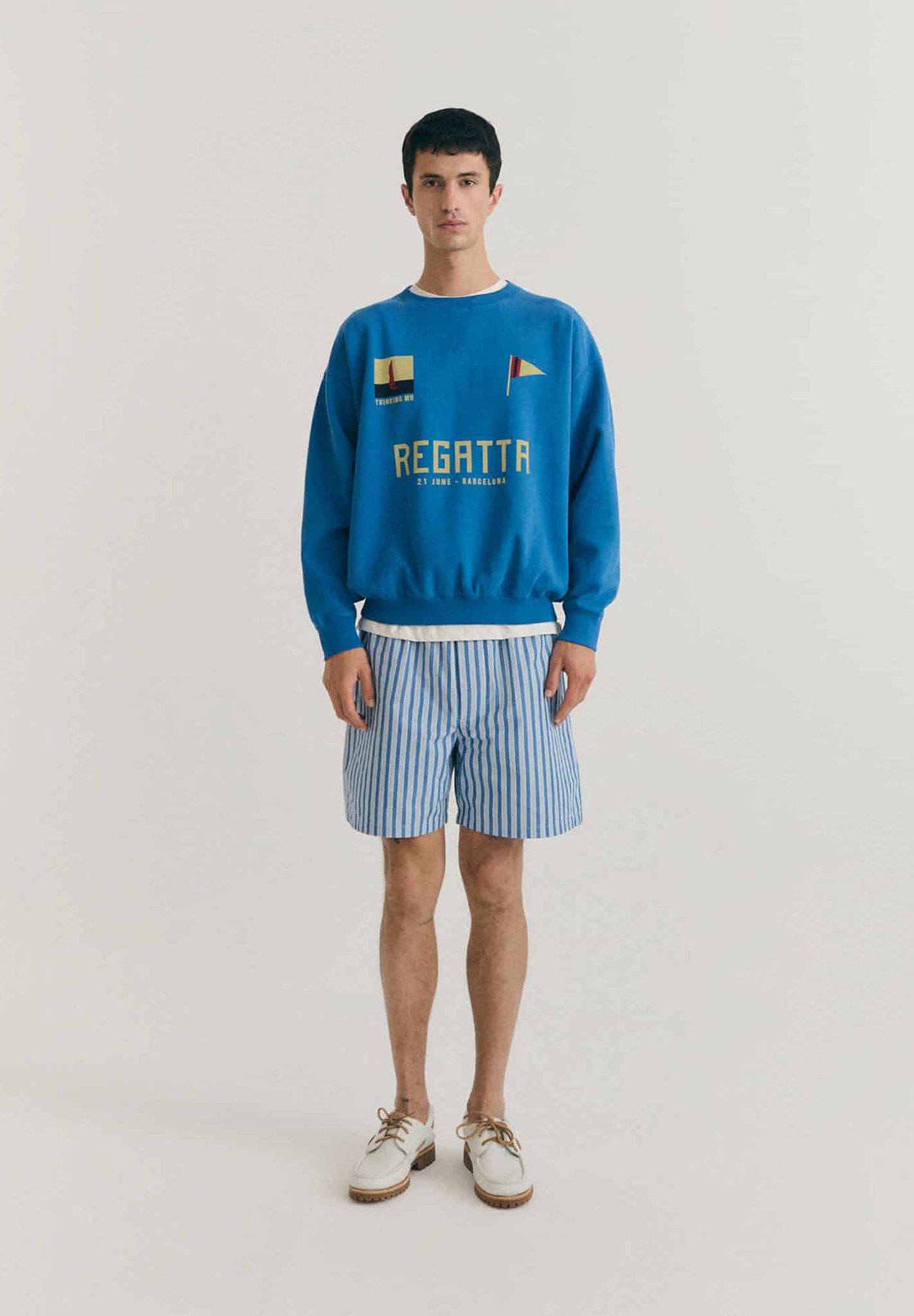 blaues sweatshirt, Langarmshirt, Logoprint, gestreifte shorts, Shorts mit Streifen