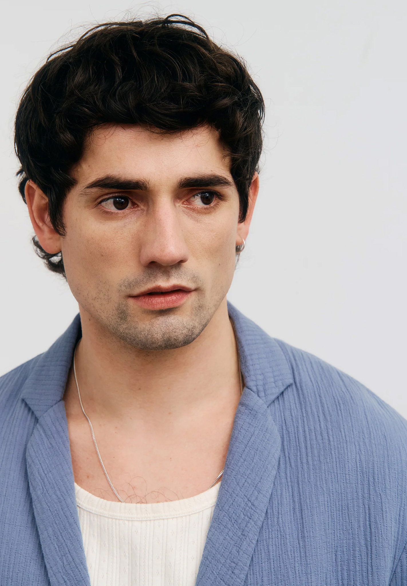 Männerlook, Hemd, Kragenloses Oberteil, V-linien Shirt, Haare schwarz