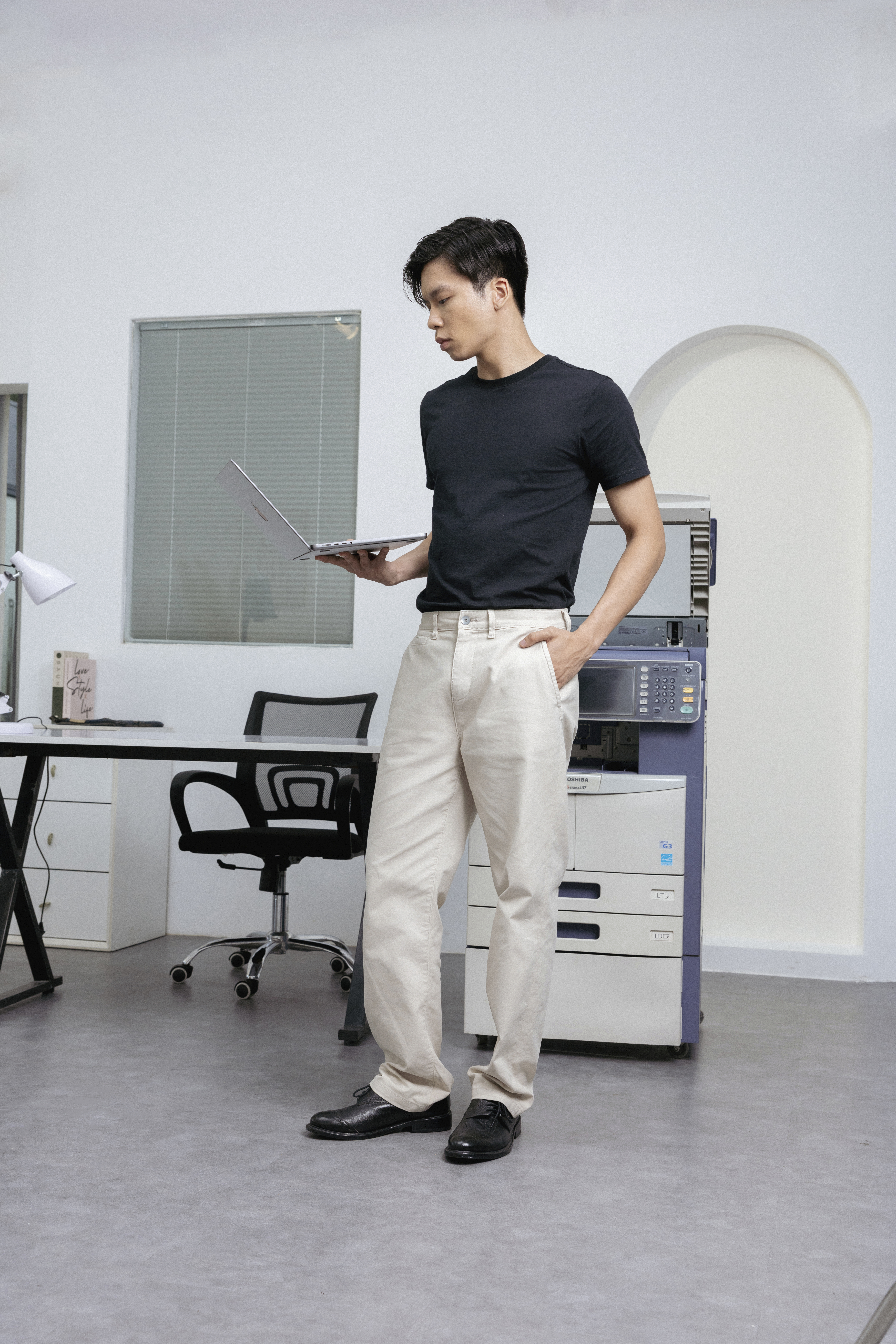 Moebel, Tabelle, Schreibtisch, Stuhl, Person