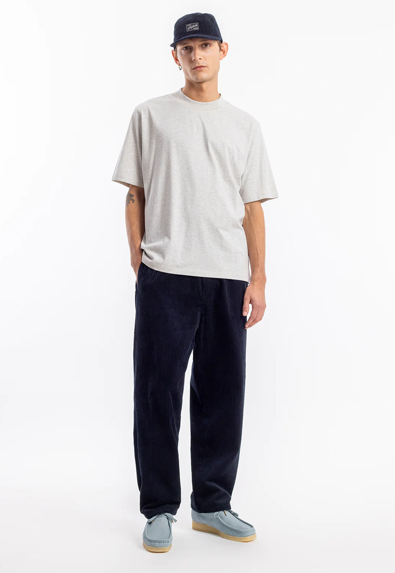 T-shirt, Stehend, Hosen, Baseballmütze, Kappe