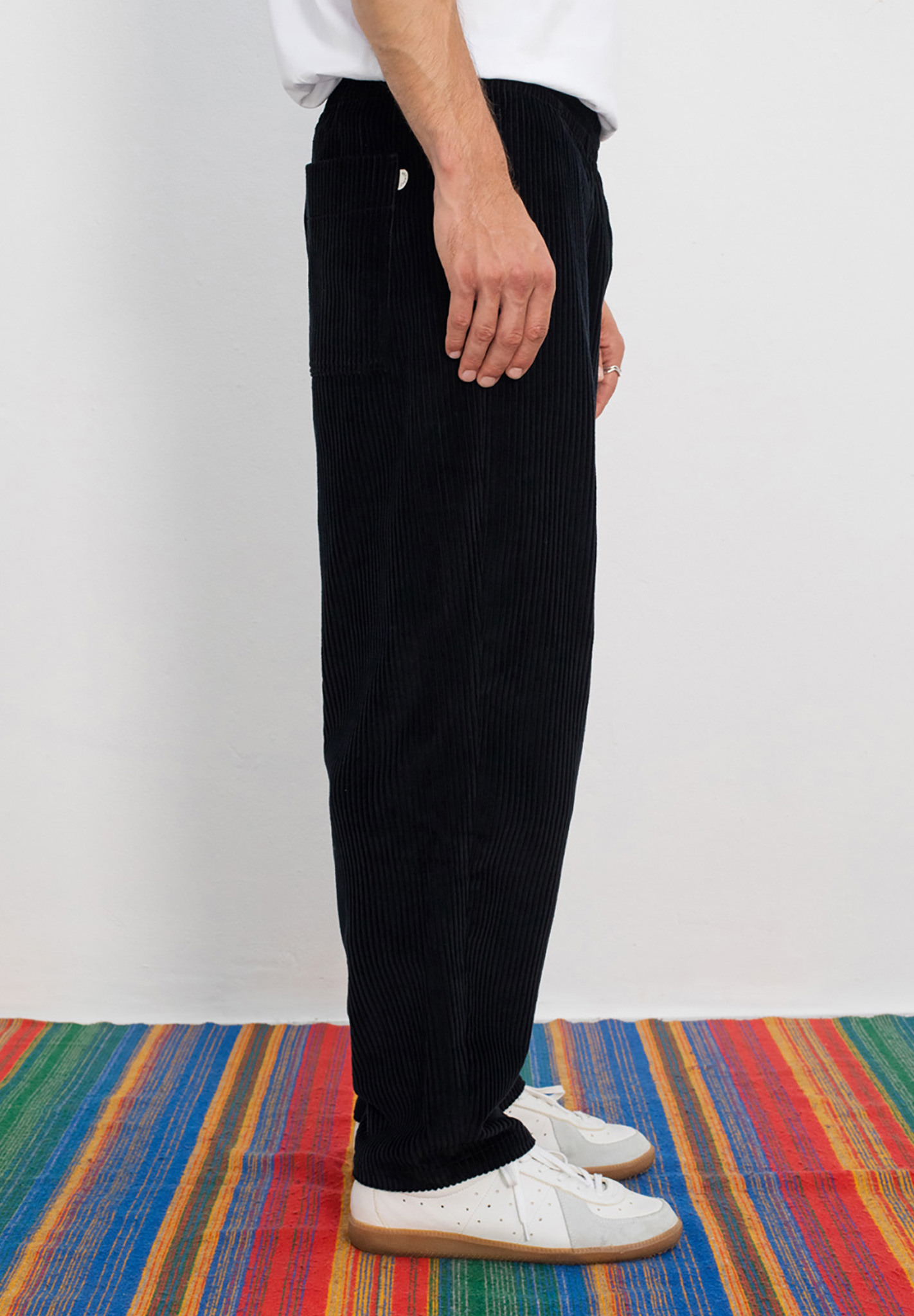 Hosen, Schuh, Sneaker, Jeans, Person