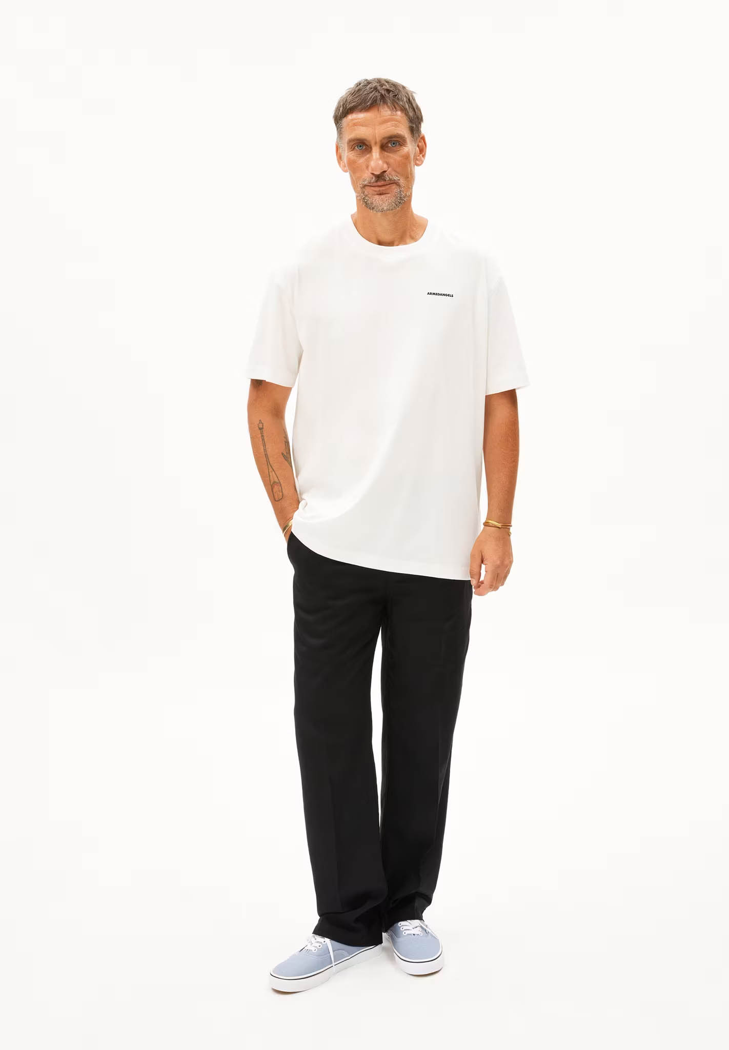 Person, Stehend, T-shirt, Ärmel, Mann
