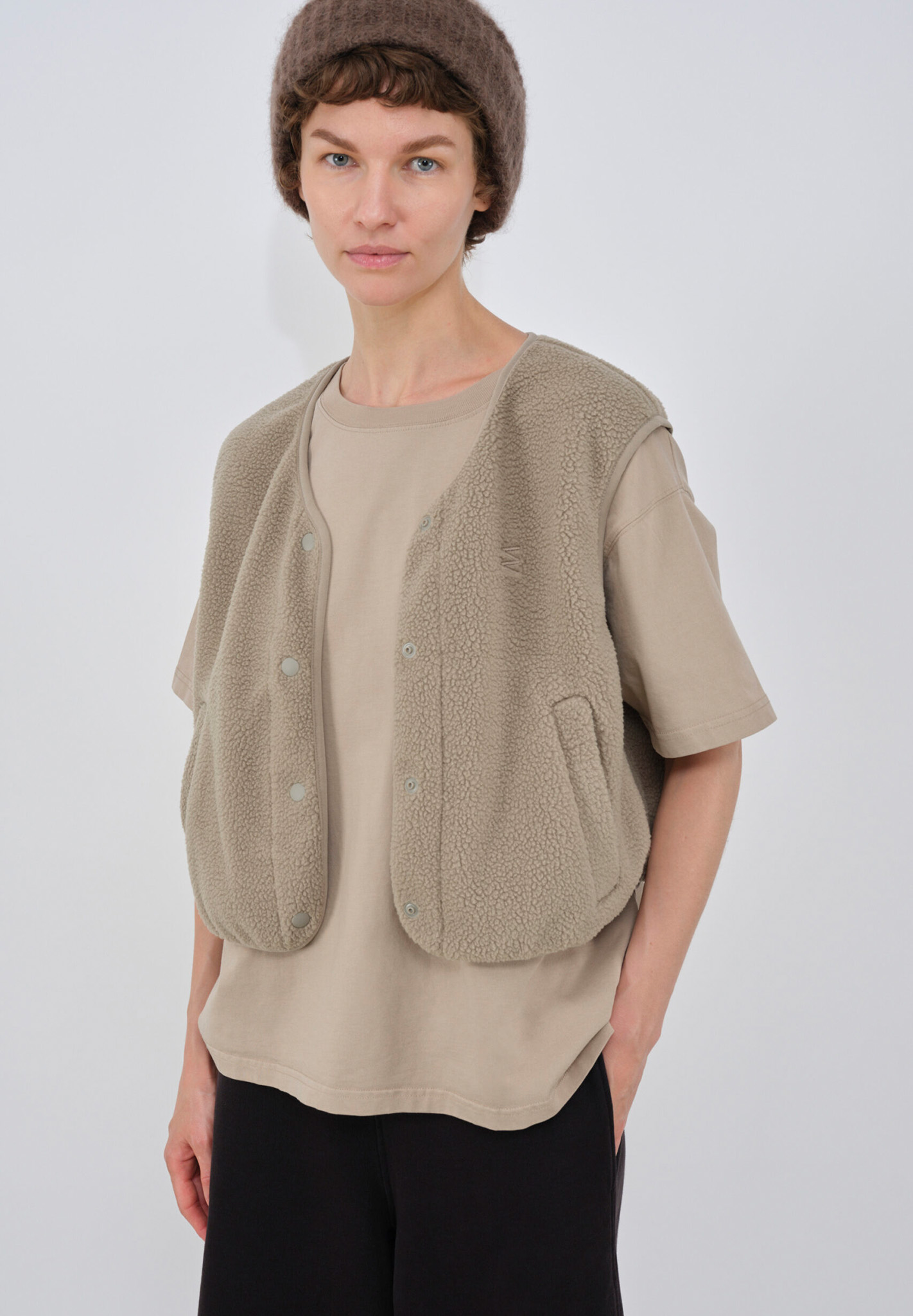 EMBASSY OF BRICKS AND LOGS Fleece Vest Belva Bekleidung, Strickwaren, Pullover, Person, Gesicht