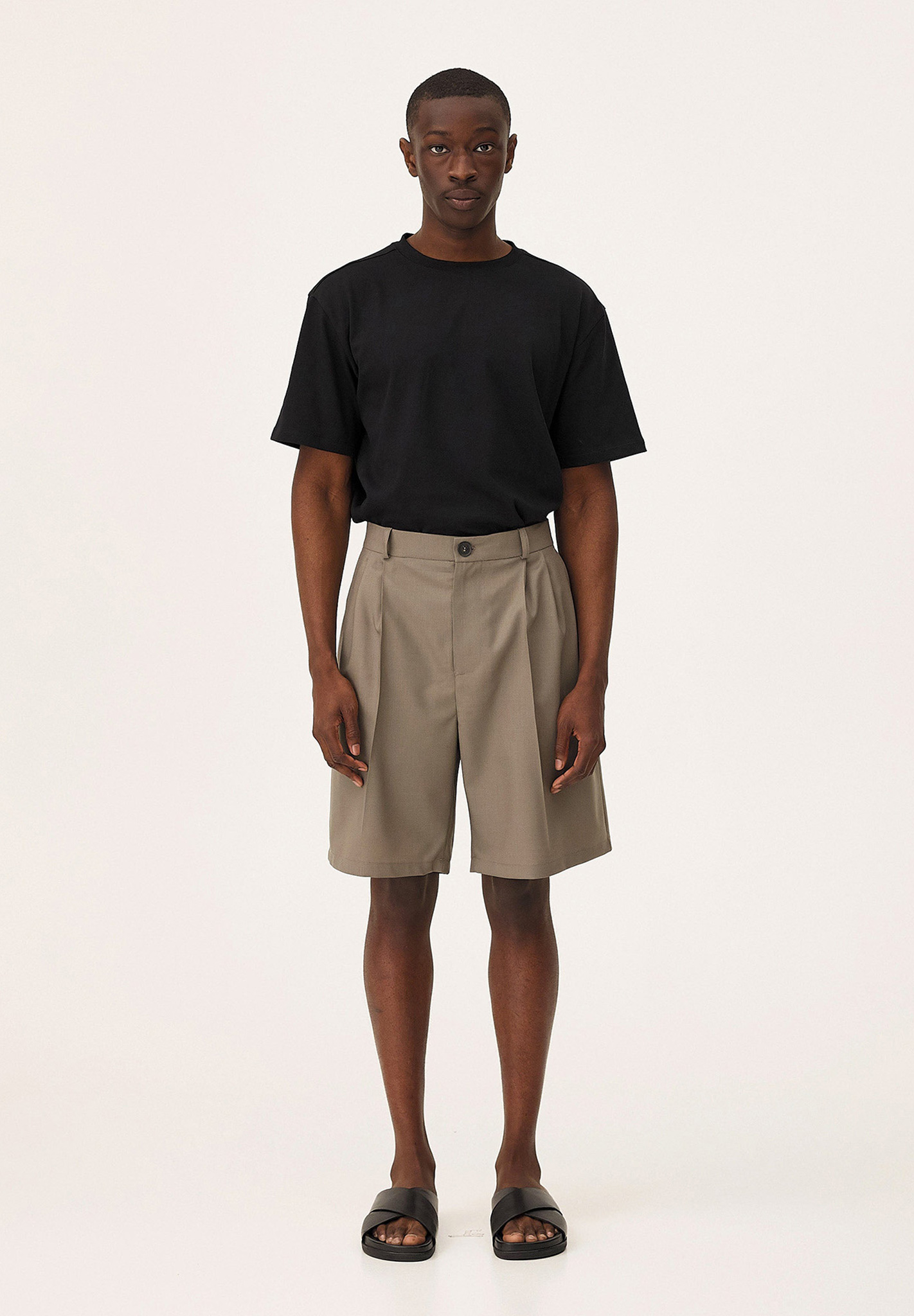 T-Shirt, Shorts, Beige Shorts, Schwarzes T-Shirt, Offene Schuhe